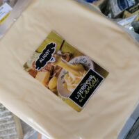 L'Aligot fait maison dans notre atelier "Le Terroir du Cantal" disponible en poche d'un kilo chez MORIN Fromager à Aurillac.